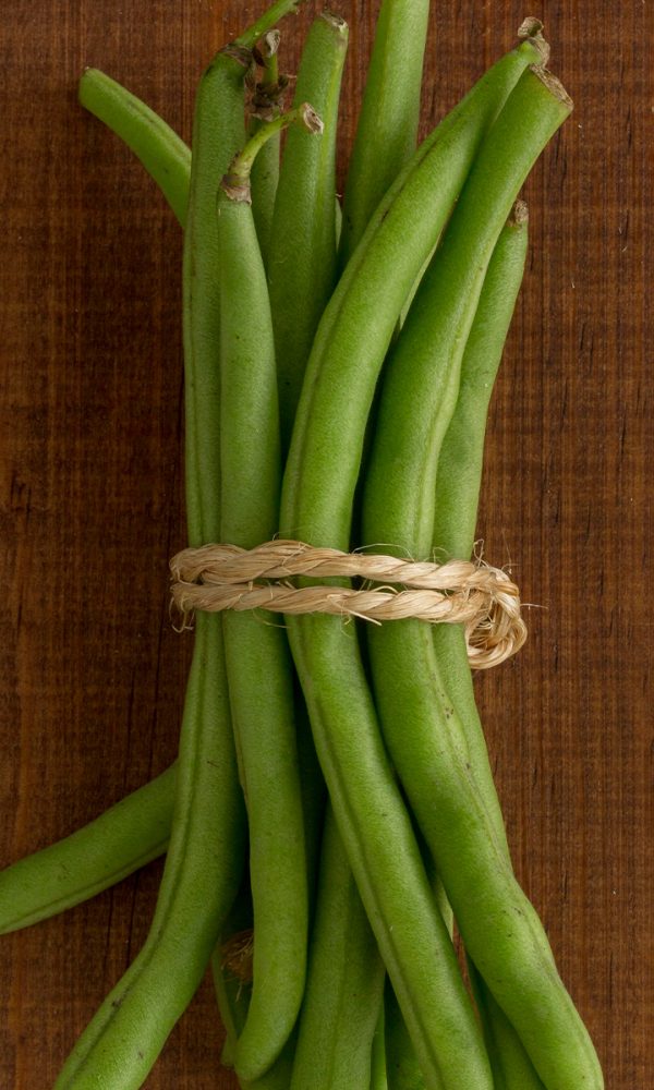 Flat lay pea pods table tied with rope 600x1000